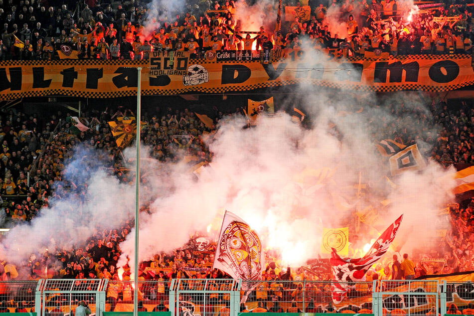 Am 25. Oktober 2011 sorgten Tausende Dynamo-Fans in Dortmund beim DFB-Pokalspiel für feurige Stimmung. Wie wird's am Sonntag sein?