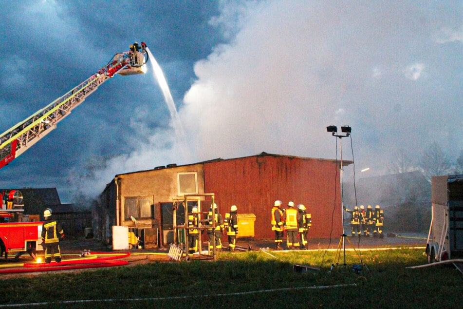 Ein Blitzeinschlag könnte für das Feuer in dem Schweinestall in Wächtersbach verantwortlich gewesen sein.