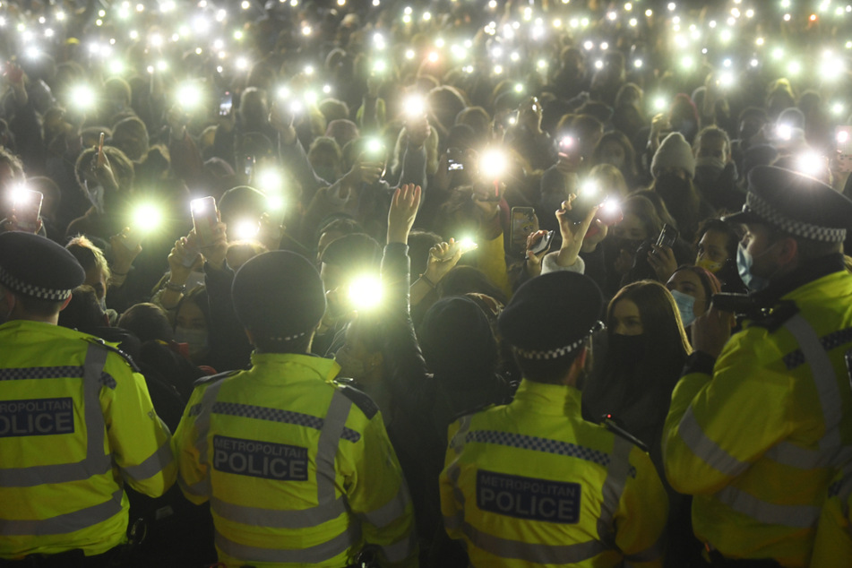 Mit ihren Handy-Taschenlampen leuchten Demonstrantinnen bei einer Mahnwache für die getötete Sarah Everard in London.