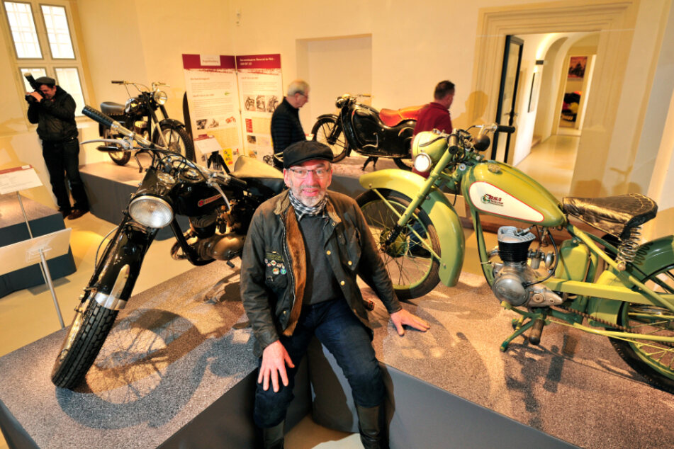 Motorradexperte Claus Uhlmann (62) zwischen zwei DKW-Nachbauten von Harley-Davidson (l.) und BSA Bantam.