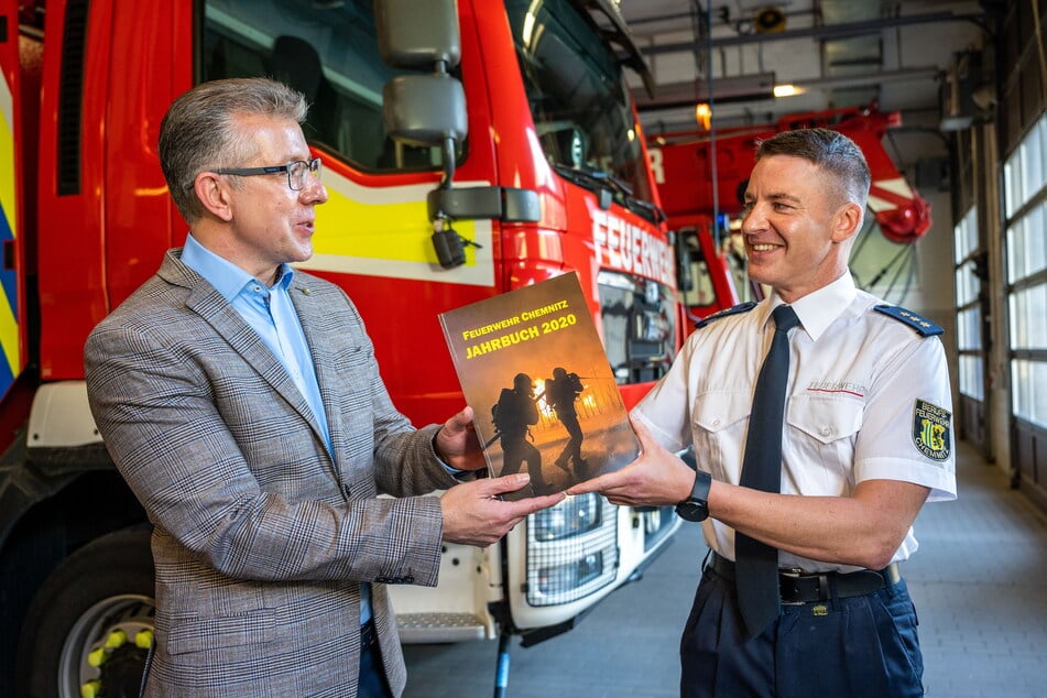 Ralph Burghart (50, CDU) und René Kraus (48, r.) stellten das Jahrbuch 2020 der Chemnitzer Feuerwehr vor.