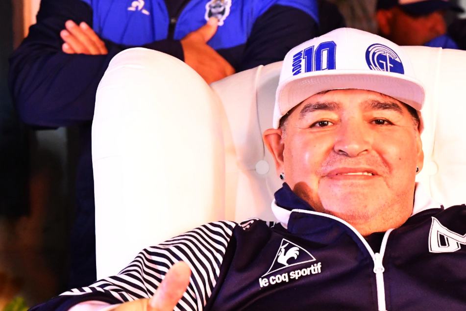 Diego Maradona hilft in der Corona-Krise den Armen! Signiertes WM-Trikot für eine Suppenküche