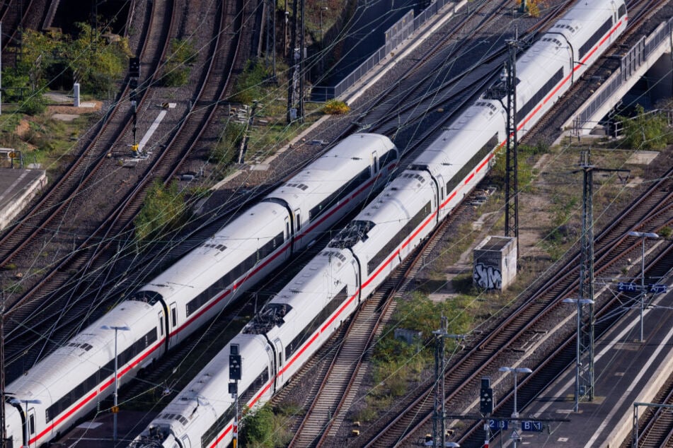 Der ICE Richtung Hamburg konnte seine Fahrt nicht mehr fortsetzen, jetzt ermittelt die Polizei. (Symbolbild)