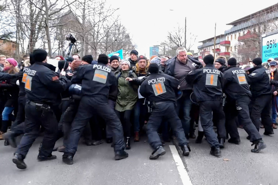 Abstandslos: Die Polizisten kesselten die maskenlosen Corona-Leugner ein.