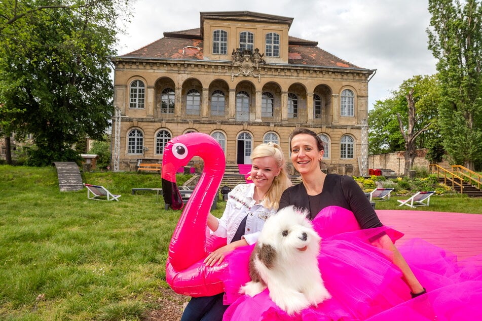 Darstellerin Kristin Helterhoff (39) und Ausstatterin Anne Konstanze Lahr (45, r.) lassen die pinke Musical-Pracht erahnen.