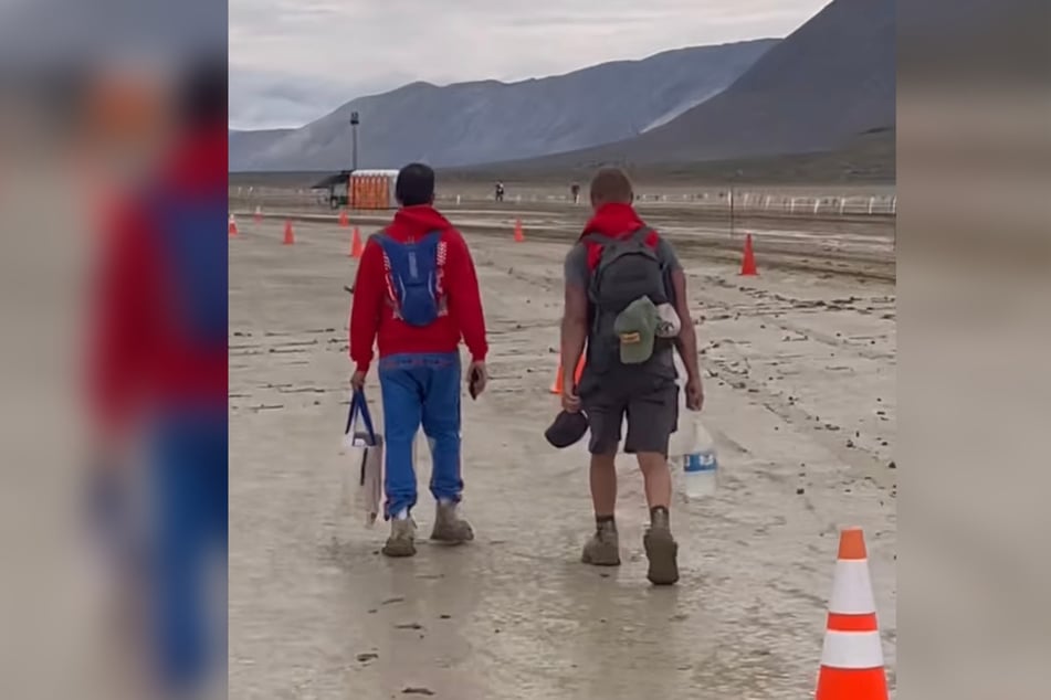 Mit Rucksack und etwas Wasser im Gepäck machten sich die prominenten Festival-Gänger auf den Weg.