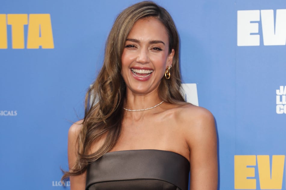 Jessica Alba (44) soll laut Insidern zwar an keiner festen Beziehung interessiert sein, doch im Flirtmodus scheint sie definitiv zu sein!
