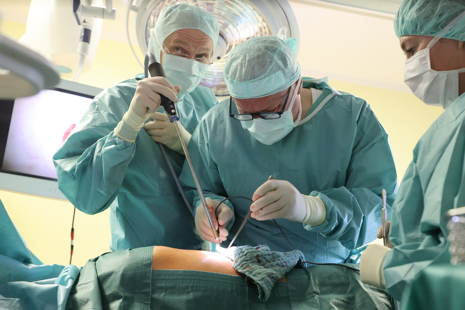 Egal, ob Eingriffe wegen kaputter Kniegelenke, Hüften oder Krebs: An Thüringens Krankenhäusern befindet man sich in Sachen Operationen den Angaben zufolge ungefähr auf Vor-Corona-Niveau. (Symbolbild)