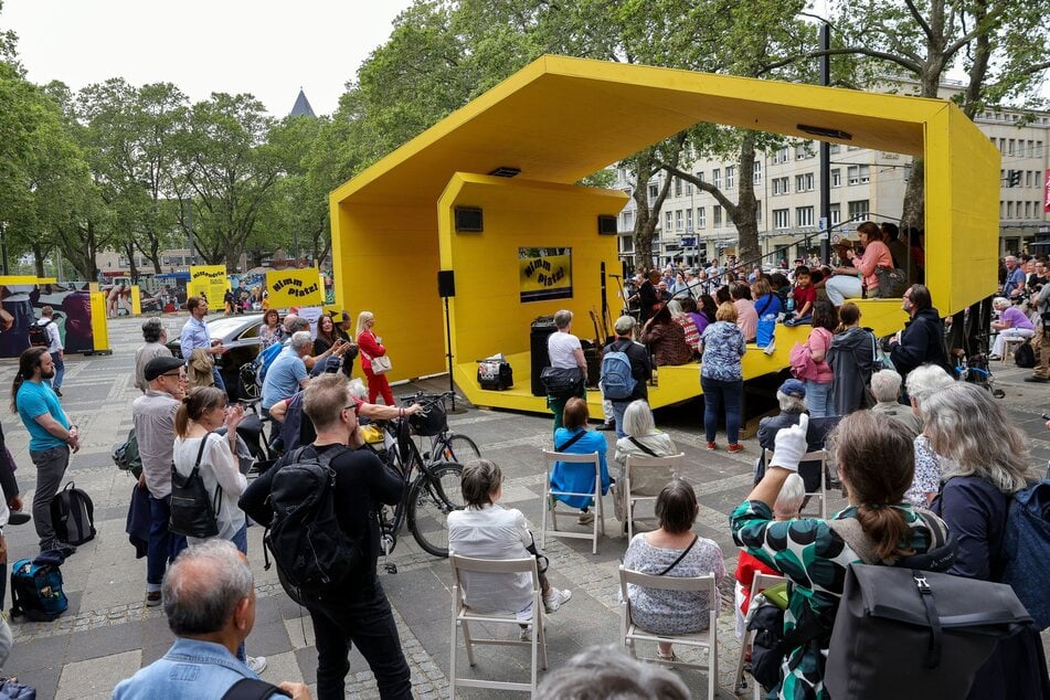 Die gelben Möbel am Neumarkt wurden im Rahmen des Projektes "nimm Platz" aufgestellt.