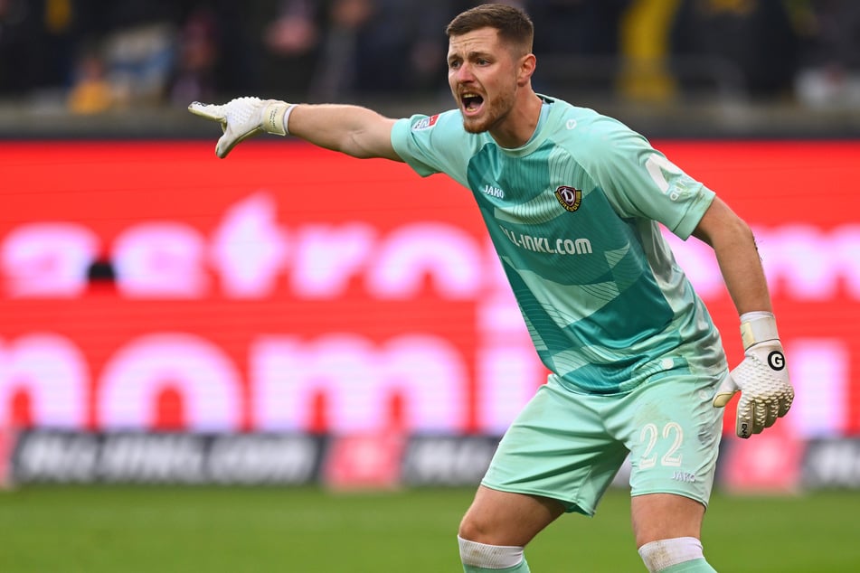 Lennart Grill hatte sich gerade ins Dynamo-Tor gearbeitet und muss nun lange zuschauen. Die Mannschaft steht hinter ihrem Keeper.