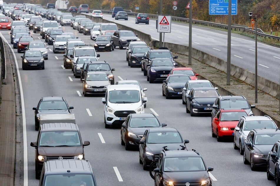 Wegen einer Sperrung auf der A7 ist die Verkehrslage rund um Hamburg aktuell "sehr angespannt". Es kommt zu Behinderungen. (Symbolfoto)
