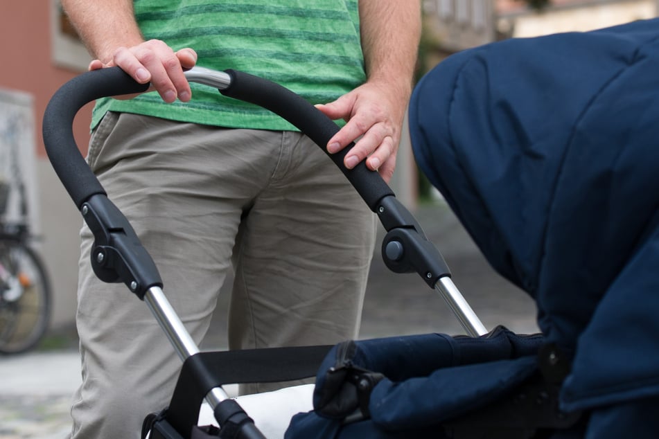 Ein Pärchen klaute Ware, indem sie die Gegenstände in einem Kinderwagen versteckten. (Symbolbild)