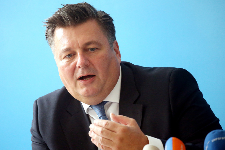 Andreas Geisel (SPD), Innensenator von Berlin, nimmt an einer Pressekonferenz teil.