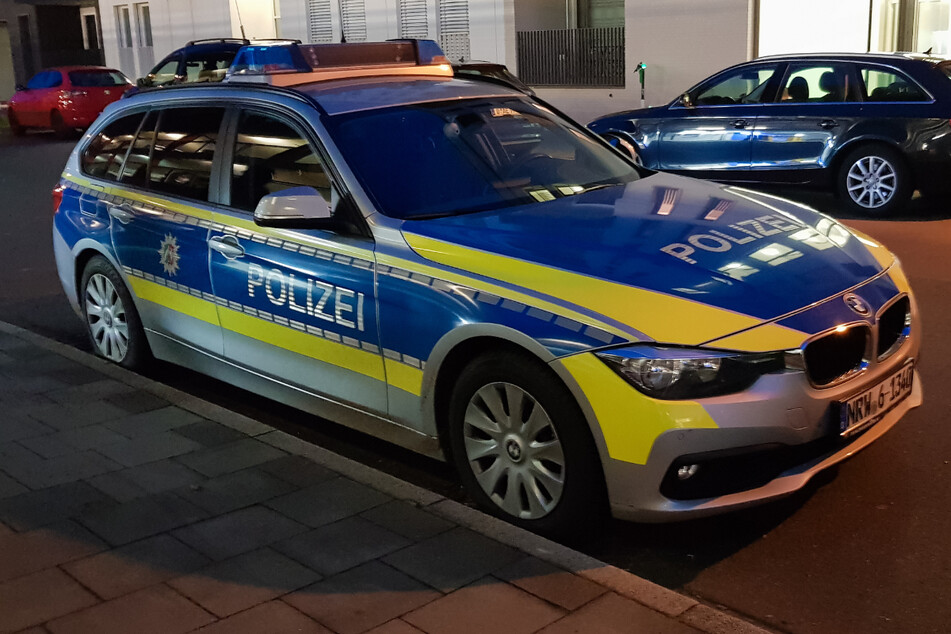 Nächtlicher Streit in NRW-Stadt eskaliert: Pfefferspray und Hunde - sechs Polizisten verletzt!