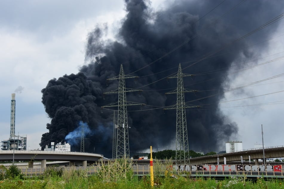 Am Donnerstag will die Polizei den Explosionsort im Leverkusener Chempark untersuchen.