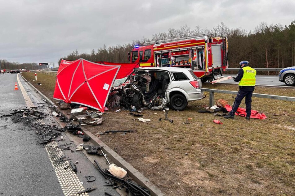 Polizeibeamte waren mehrere Stunden am Tatort im Einsatz, um Beweise zu sichern. Der Unfallverursacher, ein 69-jähriger Opel-Fahrer, verstarb noch vor Ort.