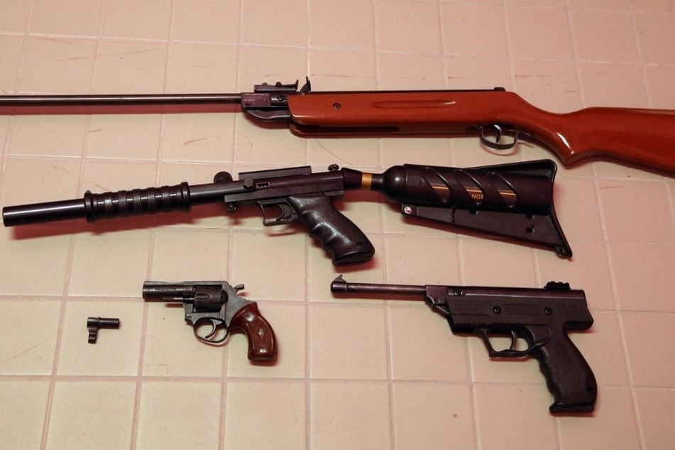 Mehrere Schreckschusswaffen und Luftgewehre befanden sich bei dem 39-Jährigen zu Hause.