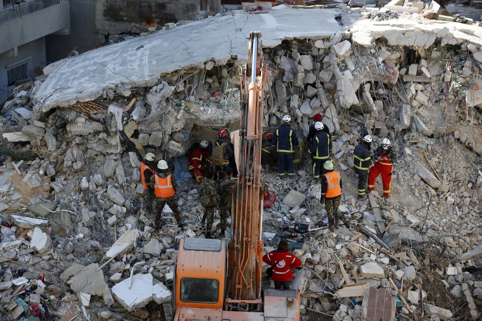 Rettungskräfte suchen nach Überlebenden in einem eingestürzten Gebäude.