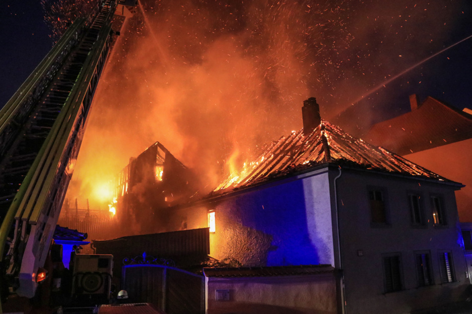 Der Dachstuhl eines größeren Gebäudekomplexes stand komplett in Flammen.