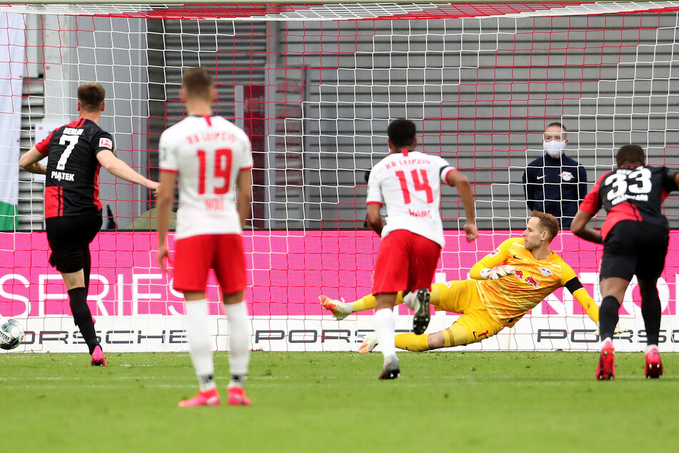 Krzysztof Piatek (l.) ließ Péter Gulácsi vom Punkt keine Chance.