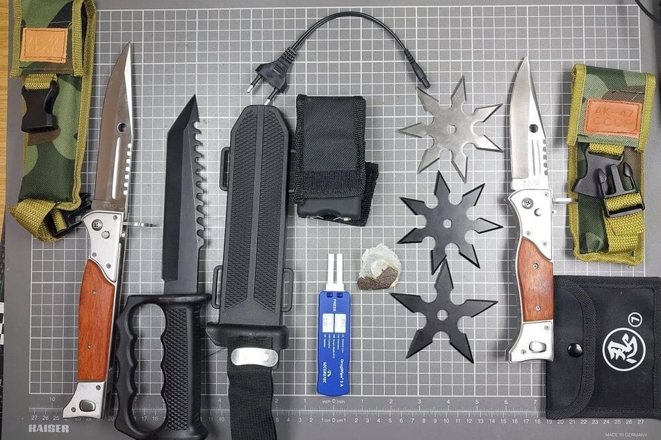 Im Taxi von Tschechien nach Deutschland: Teenager mit verbotenen Waffen gestoppt