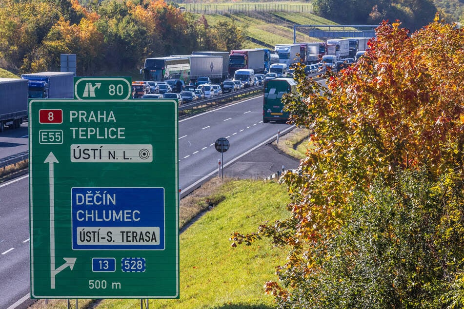 In einem Graben an der tschechischen Autobahn D8 ist ein wertvoller Koffer entdeckt worden. (Archivfoto)