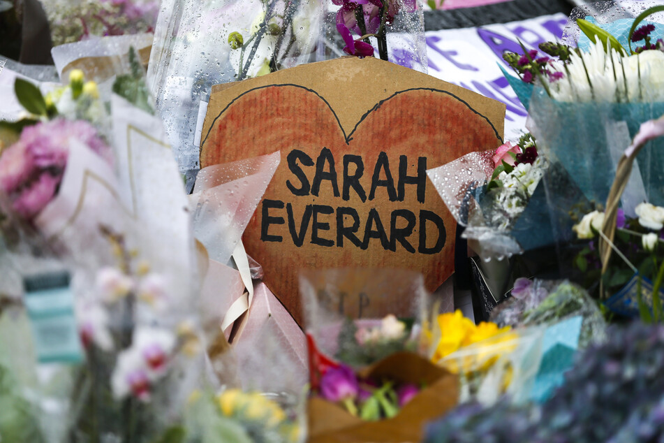 Ein ehemaliger Londoner Polizist nutze seinen Dienstausweis, um Sarah Everard (✝33) zu entführen, vergewaltigen und ermorden. Noch immer wird diskutiert, ob der Vorfall hätte verhindert werden können. (Symbolbild)