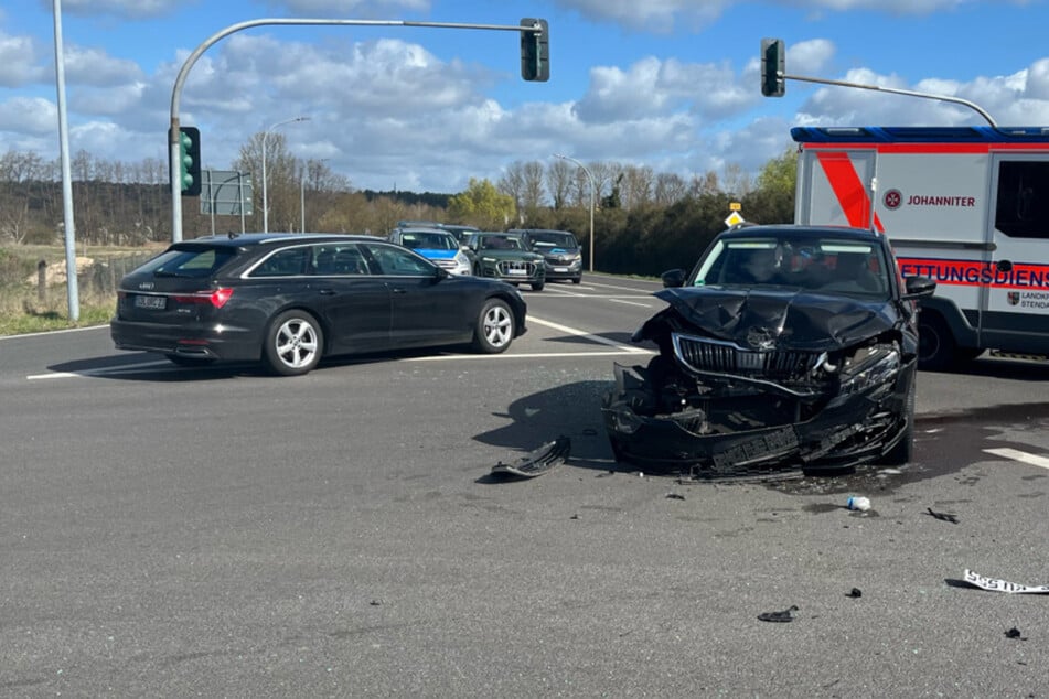 Rote Ampel überfahren: Kreuzungscrash fordert zwei Verletzte