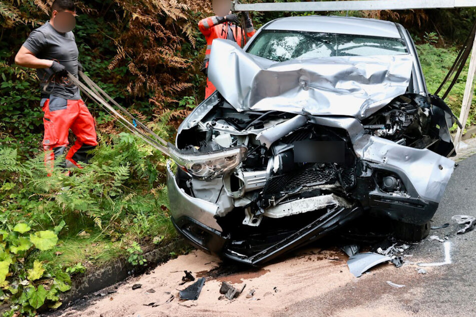 Der Mitsubishi wurde bei dem Unfall erheblich beschädigt.