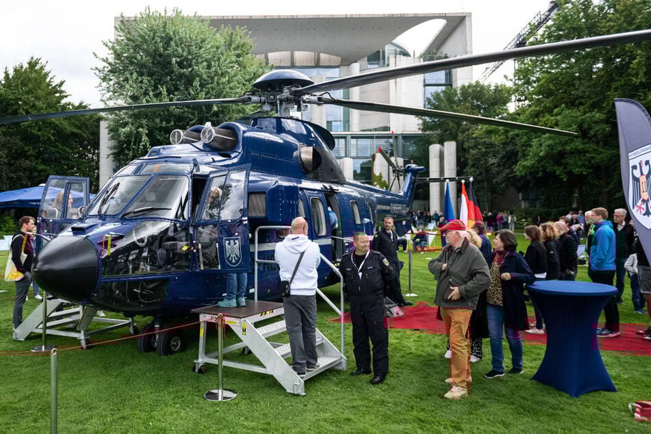Ein Blick auf den Kanzler-Helikopter ist bei den Besuchern sehr gefragt.