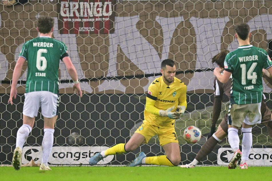 Bremen-Keeper Mio Backhaus griff daneben und sorgte so für die St.-Pauli-Führung.