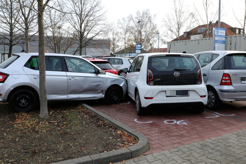 Aus bisher unbekannten Gründen verlor die 75-jährige Fahrerin mit ihrem Skoda Fabia (l.) die Kontrolle.