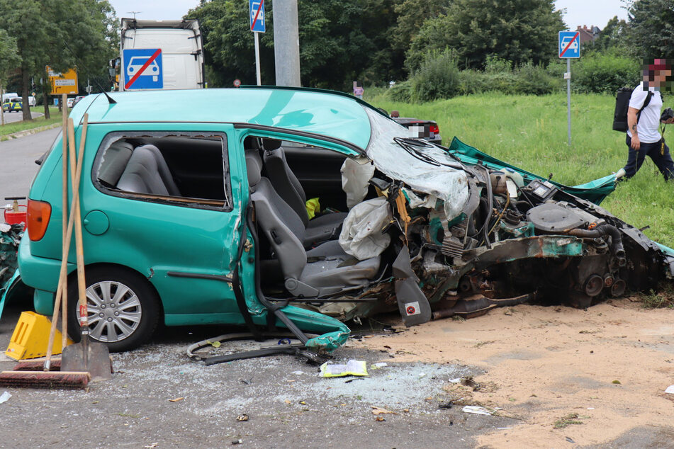 Völlig zerstört kam der grüne VW nach dem Unfall zum Stillstand.