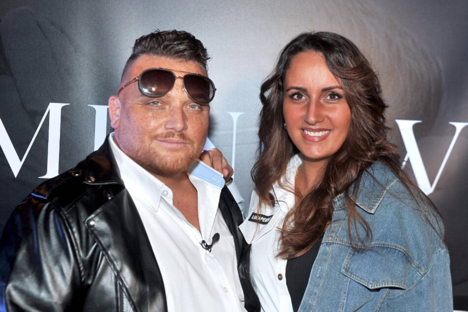 Después de 14 años, la relación entre Menowin Fröhlich (37) y su ex Şenay (34) ha terminado en una pequeña batalla de barro.