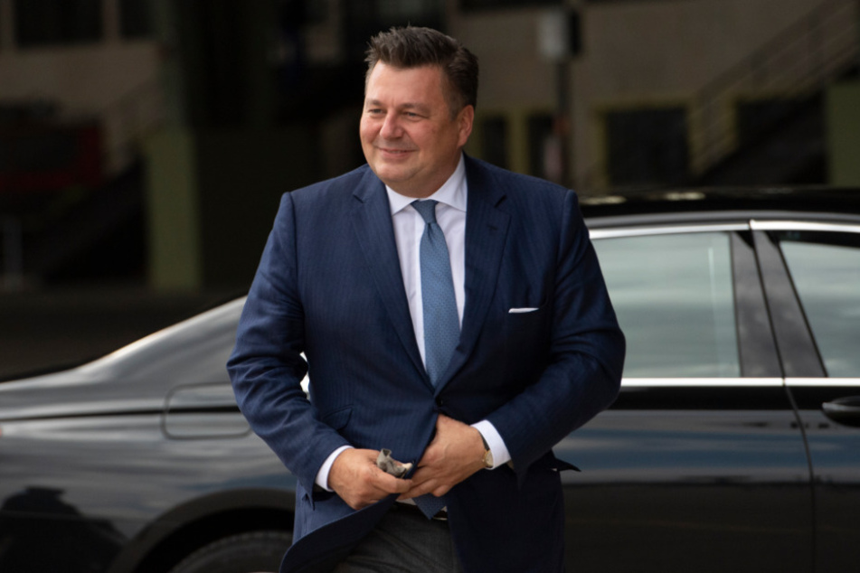 Innensenator Andreas Geisel (SPD) kommt am ehemaligen Flughafen Tempelhof zur Übergabe von neuen Motorrädern an die Berliner Polizei.