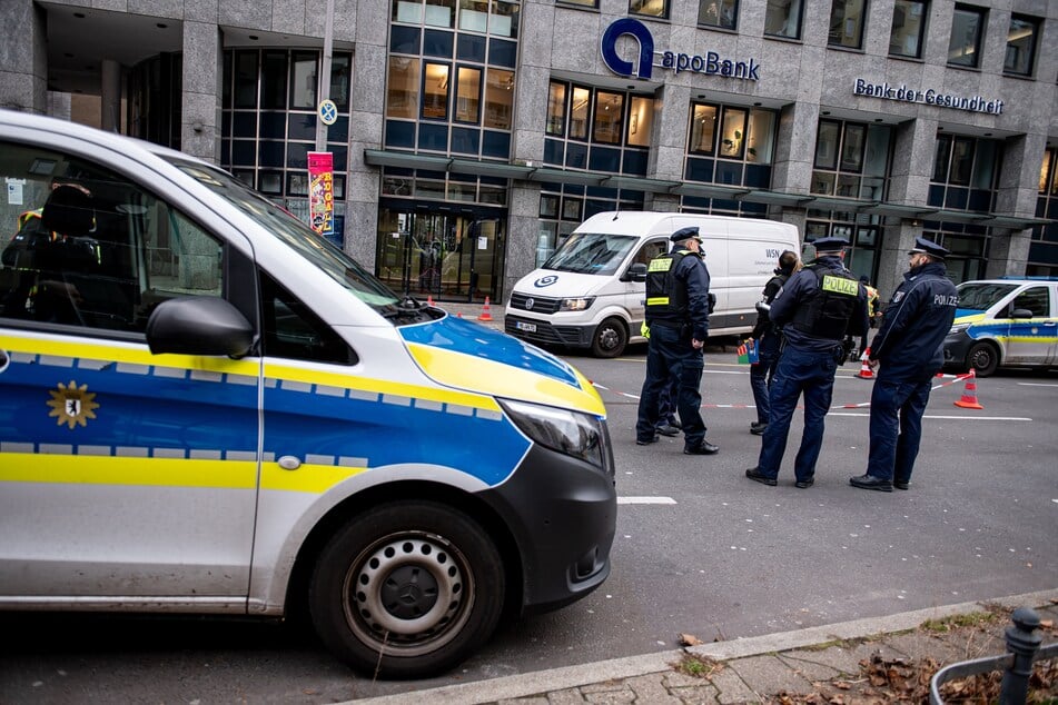 Nach Banküberfall in Charlottenburg: Polizei sucht weiter nach Räubern!