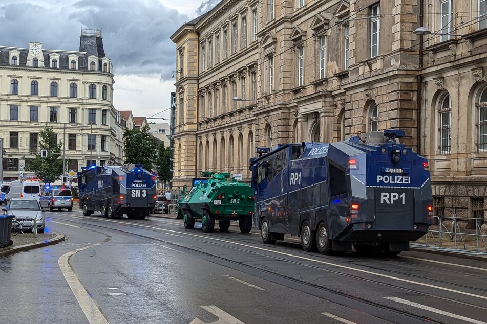 Auch Wasserwerfer standen am Samstag in Leipzig bereit.