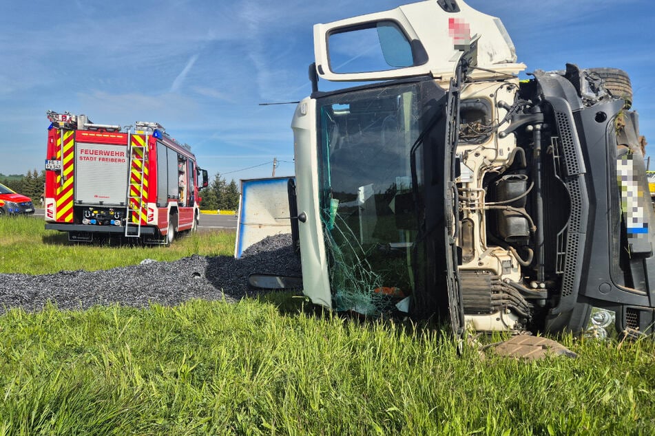 Der Lkw blieb auf der Wiese liegen.