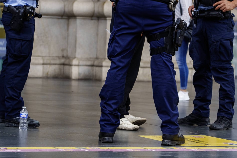 Gefährlicher Rucksack-Inhalt: 38-Jähriger mit Pistolen und Stichwaffe erwischt