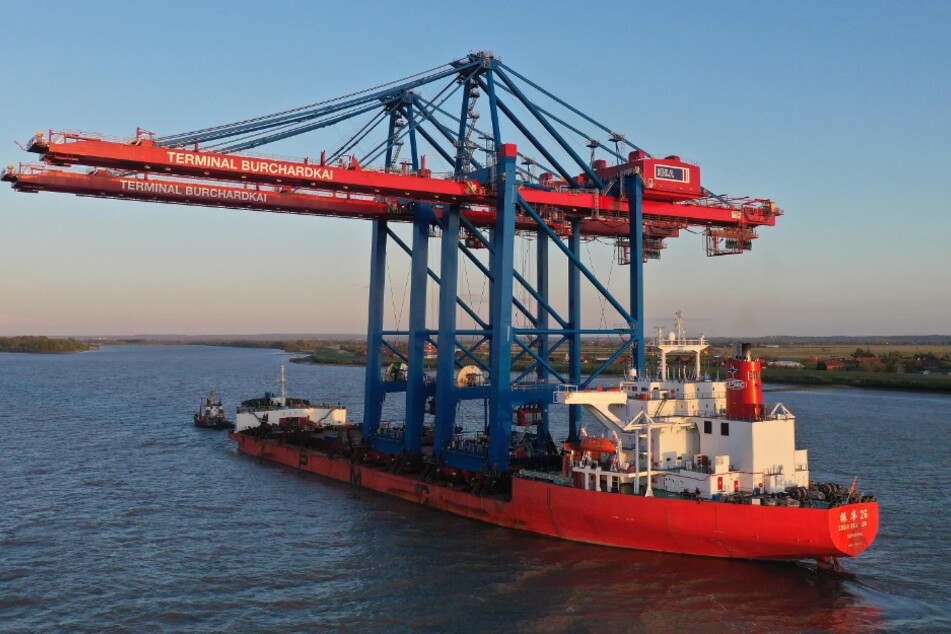 Die neuen Containerbrücken kommen mit der "Zhen Hua 26" über die Elbe.