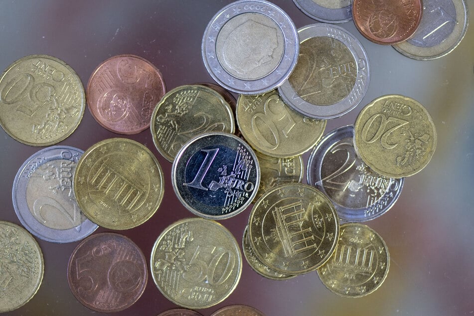 Eine Bank wurde wegen der vielen Bargeldeinzahlungen misstrauisch. (Symbolbild)