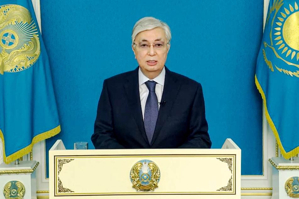 Kassym-Jomart Tokajew (68), Präsident von Kasachstan, kündigt im TV an, mit maximaler Strenge gegen Gesetzesbrecher vorzugehen.