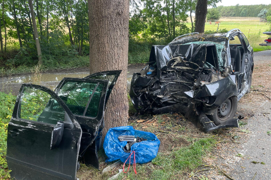 Tödlicher Unfall: Skoda kracht gegen Baum, Fahrer stirbt