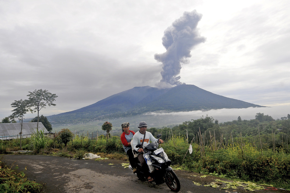 Der knapp 3000 Meter hohe Vulkan schleuderte am vorgestrigen Sonntag eine rund drei Kilometer hohe Wolke aus Asche und Geröll in den Himmel.