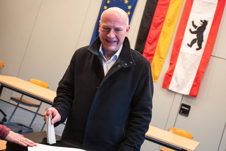CDU-Spitzenkandidat Kai Wegner (50) wirft seinen Stimmzettel in die Wahlurne.