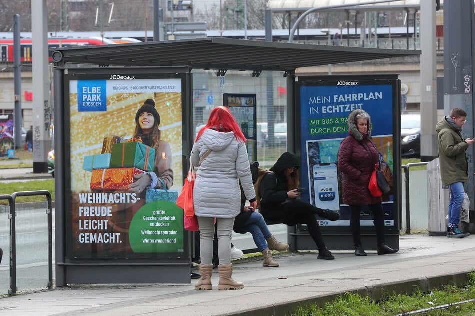 Bunte Haltestellenwerbung ist ein Anblick, den jeder kennt.