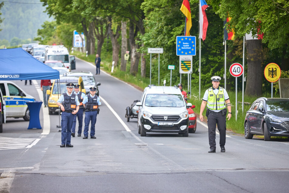 Wie so eine geschlossene Grenze aussehen kann, demonstrierte am Freitag die Bundespolizei.