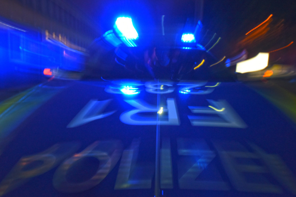 Ein Polizeifahrzeug steht mit Blaulicht auf der Straße. (Symbolbild).