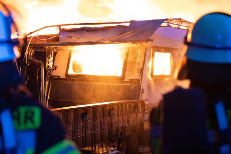 Feuer-Schock auf Campingplatz: Mehrere Verletzte und zerstörte Wohnwagen