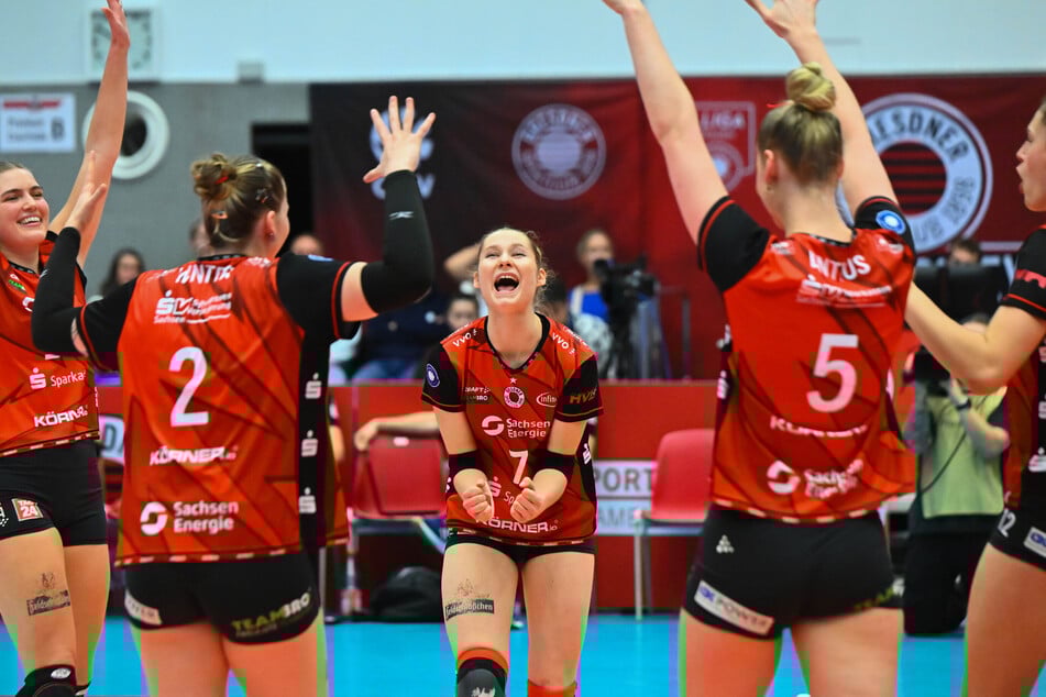 Teresa Ziegenbalg (M.) jubelte beim Heimsieg gegen Erfurt endlich mal auf dem Feld mit.